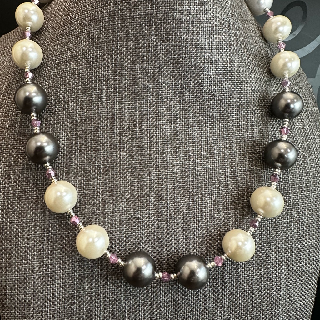 Elegant White And Black Pearls Beaded Necklace 50$